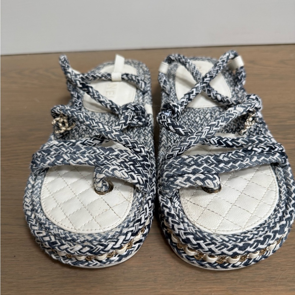 ❤️SOLD❤️ CHANEL
Lambskin Cord Chain CC Sandals 38
Navy White Cord slingback